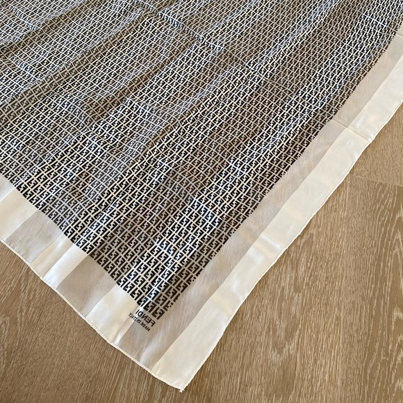 Fendi FF Vintage silk scarf! - Picture 9 of 10